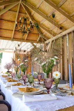 Şenlik sofra takımı için şık bir çatal bıçak takımı. şenlikli dekor.