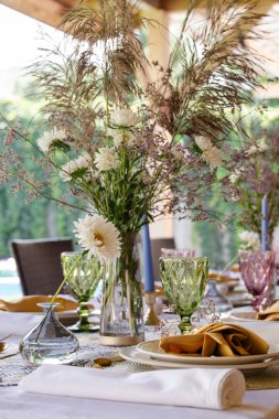 Peçeteli şenlik masası. şenlikli dekor.