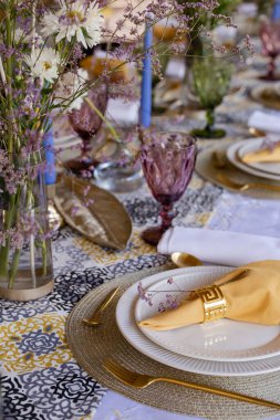 Peçeteli şenlik masası. şenlikli dekor.