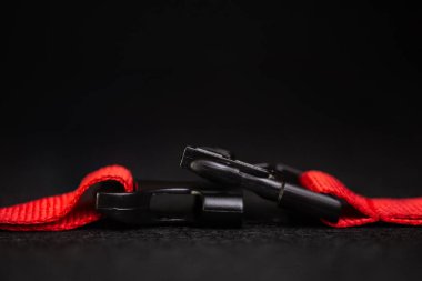 Siyah arkaplanda bir karabinayla bağlanıyor.