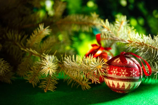 Czerwone Kulki Świąteczne Dekoracji Tle Zielonych Gałęzi Świerku — Zdjęcie stockowe