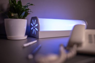 Ofis masasında parlayan ultraviyole lamba.