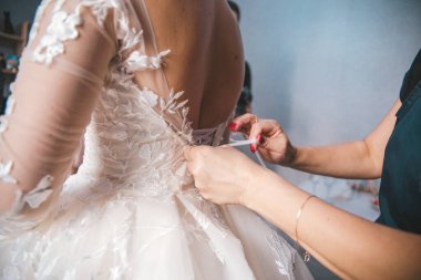 Gelinin ücreti. Gelinin elbisesi arkasına bağlanmış..