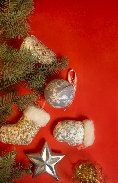 Boże Narodzenie Zabawki Gałęzie Choinki Czerwonym Tle — Zdjęcie stockowe