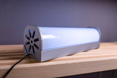 Ahşap bir rafta parlayan ultraviyole lamba