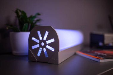 Masaüstünde dezenfeksiyon için antibakteriyel lamba