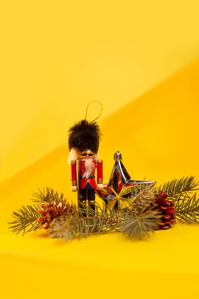 Noel Oyuncağı Fındıkkıran Sarı Arka Planda Yeni Yıl Dekoru — Stok fotoğraf
