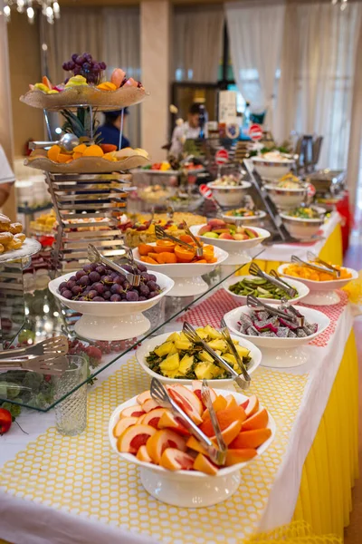 Frutas y postres en el restaurante buffet —  Fotos de Stock