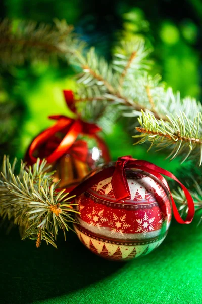 Bolas de Natal vermelho para decoração no fundo de ramos de abeto verde — Fotografia de Stock