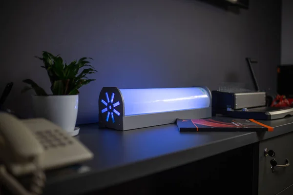 Lampe antibactérienne pour la désinfection sur le bureau — Photo