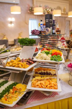 Açık büfede balık ve sebze dilimleme.