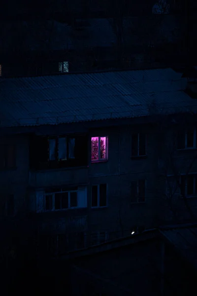 Вікно Світиться Червоним Будинку Вночі — стокове фото