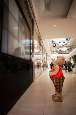 AVM 'de yürüyen merdivende oyuncak ayı var..