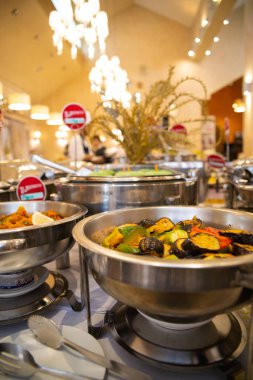 Bir restoranda metal tabaklarda patlıcan..