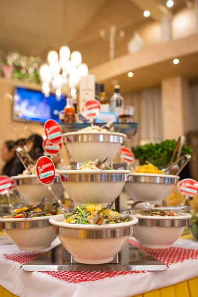 Ensalada César Mesa Buffet Restaurante — Foto de Stock