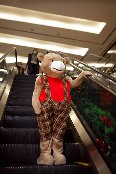 AVM 'de yürüyen merdivende oyuncak ayı var..