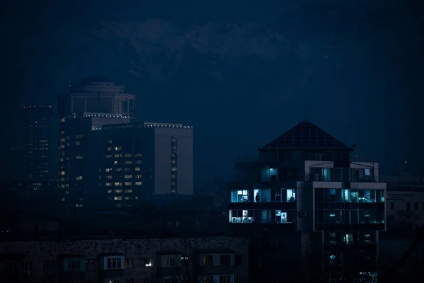 Edificio Notte Sullo Sfondo Delle Montagne — Foto Stock