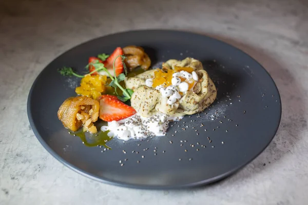 Süzme peynirli çilekli ve meyveli bir restoranda krep servis etmek.