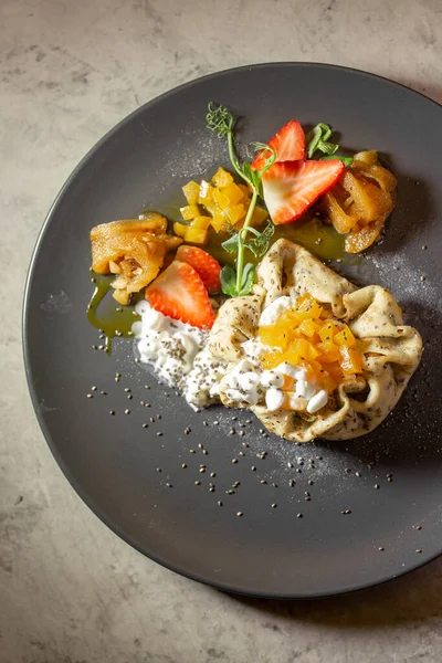 Çilekli bir restoranda krep servisi.