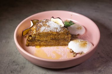 Pembe tabakta bir parça puf böreği