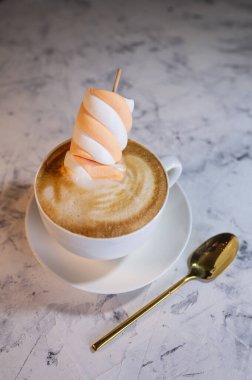 Marmelatlı kapuçino. Beyaz bardakta kahve.