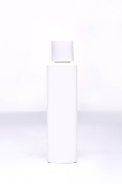 Beyaz arka planda kozmetik için beyaz şişe.
