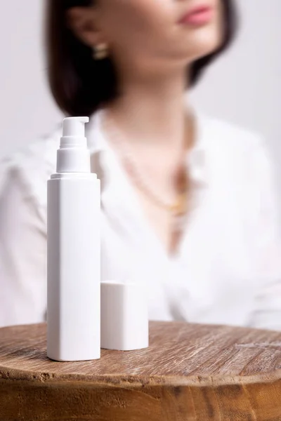Két Fehér Üveg Kozmetikumok Hátterében Egy Kozmetológus — Stock Fotó