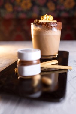 Kurabiyeli kahve ve siyah bir tabak çikolatalı pasta..