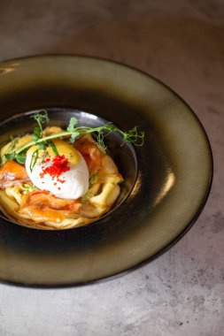 Süzme peynirli çilekli ve meyveli bir restoranda krep servis etmek.