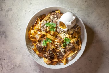 Etli hamur. Restoranda bir yemek..