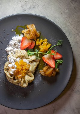 süzme peynirli ve çilekli gözleme.