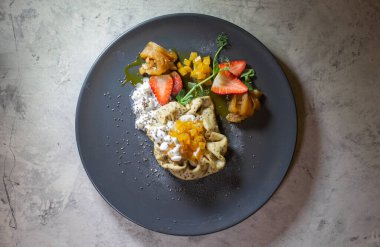 süzme peynirli ve çilekli gözleme.