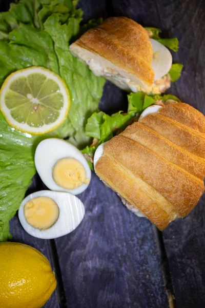 Délicieux Croissants Croustillants Sandwich Avec Oeuf Thon — Photo