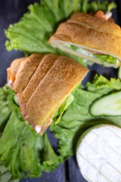 Deliciosos Croissants Com Salmão Salada Fresca Fundo Madeira Delicioso Lanche — Fotografia de Stock