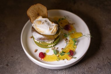 Yeşil kremalı krep yığını..