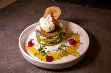 Restoranda bir tabakta servis edilen kibrit çaylı krep yığını..