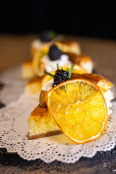 Morceau Tiramisu Dessert Avec Des Baies Une Tranche Orange — Photo