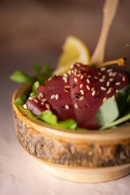 Dilimlenmiş ton balıklı bruschetta..