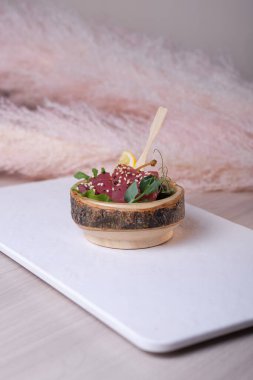 Dilimlenmiş ton balıklı, ahşap tabaklı bruschetta.