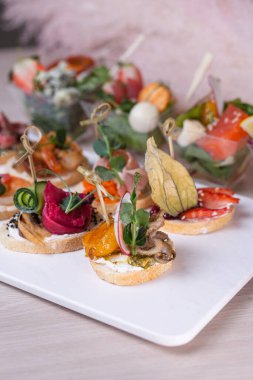 Çeşitli bruschetta seti. Çeşitli küçük sandviçler.