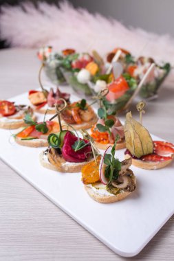 Çeşitli bruschetta seti. Çeşitli küçük sandviçler.
