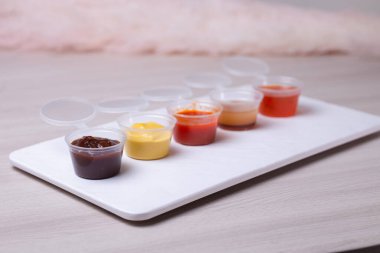 Beyaz arka planda tencerede servis için sos..