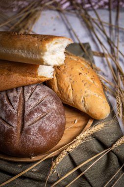 Ahşap arka planda farklı ekmek türleri. Fırın ürünleri