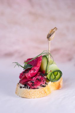 Restorandaki büfe sistemine göre içinde sebze ve et bulunan kanepeli bir yemek.