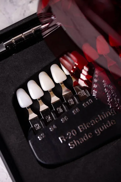 Uma Escala Para Verificar Cor Dos Dentes Close Odontologia Estética — Fotografia de Stock