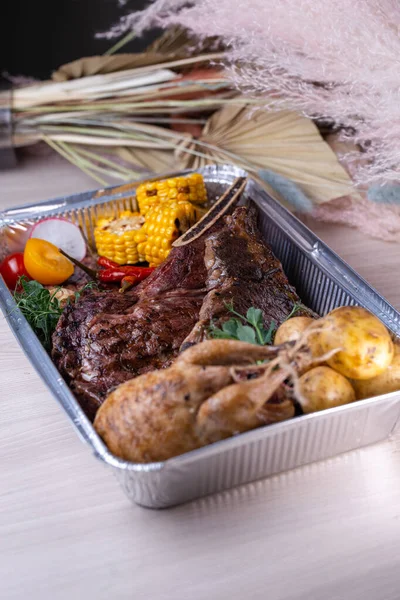 Et ürünleriyle dolu folyo kutusu. Yemek servisi..