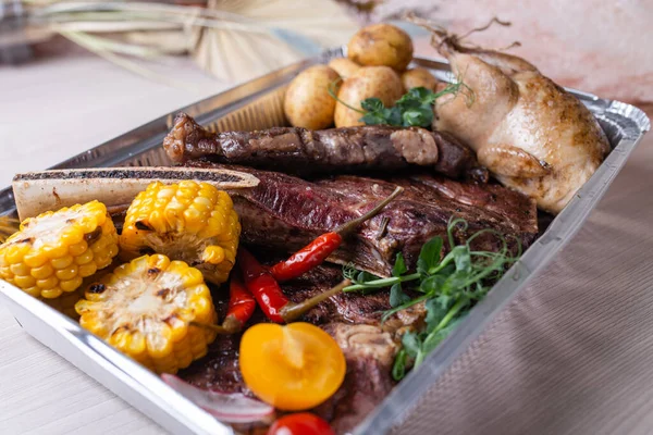 Et ürünleriyle dolu folyo kutusu. Yemek servisi..