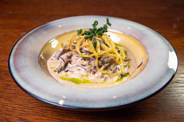 Tabakta soslu patates jülyen turtası..