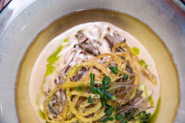 Soslu et ve patatesli turta tabağında otlar..