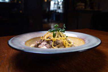 Tabakta soslu patates jülyen turtası..